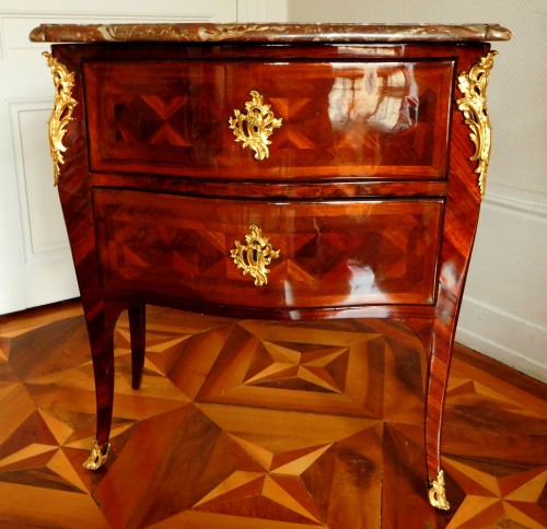 Petite commode Louis XV estampillée François Garnier - Mobilier Style Louis XV