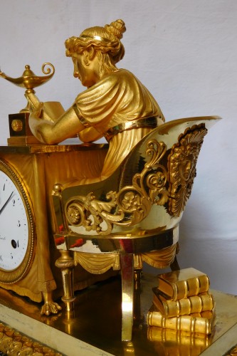 Antiquités - Pendule d'époque Empire "la Liseuse" bronze doré, cadran signé de Grand Girard