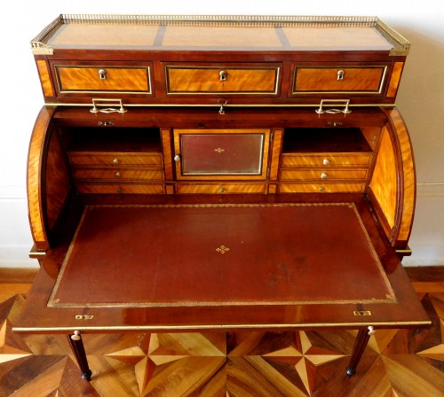 Louis XVI mahogany and satinwood cylinder desk - France early 19th century - Empire