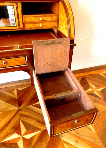 Antiquités - Louis XVI mahogany and satinwood cylinder desk - France early 19th century