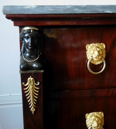 Commode en plaquage d'acajou flammé d'époque Consulat - Retour d'Egypte - Empire