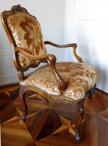 Sièges Fauteuil & Bergère - Salon de quatre fauteuils en noyer - Travail Lyonnais d'époque Louis XV
