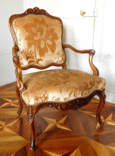 Salon de quatre fauteuils en noyer - Travail Lyonnais d'époque Louis XV - GSLR Antiques