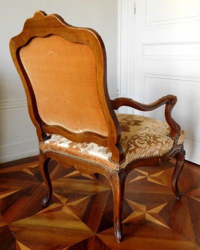 Salon de quatre fauteuils en noyer - Travail Lyonnais d'époque Louis XV - Louis XV