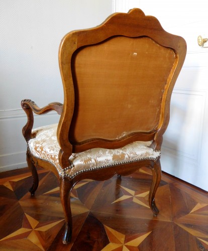 Louis XV - Salon de quatre fauteuils en noyer - Travail Lyonnais d'époque Louis XV
