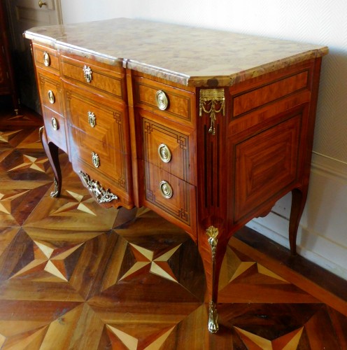 Commode en marqueterie de Satiné estampillée François-Etienne Reizell - Transition