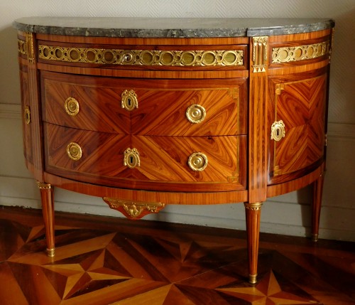 Large commode demi lune d'époque Louis XVI, Estampillée de Jacques Bircklé - Mobilier Style Louis XVI