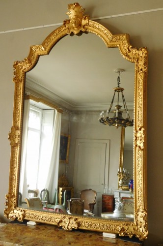 Miroirs, Trumeaux  - Grand miroir en bois sculpté et doré, époque Régence