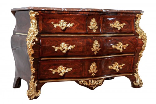 Commode de forme tombeau, travail Parisien vers 1740