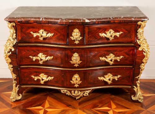 Commode de forme tombeau, travail Parisien vers 1740 - Mobilier Style Louis XV