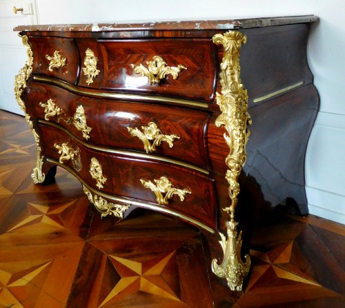 Mobilier Commode - Commode de forme tombeau, travail Parisien vers 1740