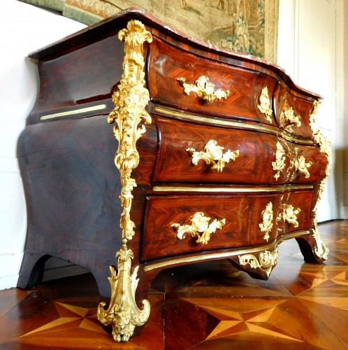 Louis XV - Commode de forme tombeau, travail Parisien vers 1740