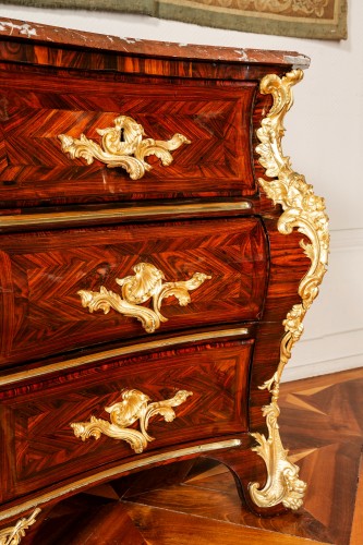 Antiquités - Commode de forme tombeau, travail Parisien vers 1740