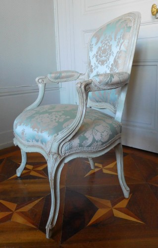 Paire de fauteuils cabriolets Louis XV estampillé de PFJ Corbisier - GSLR Antiques