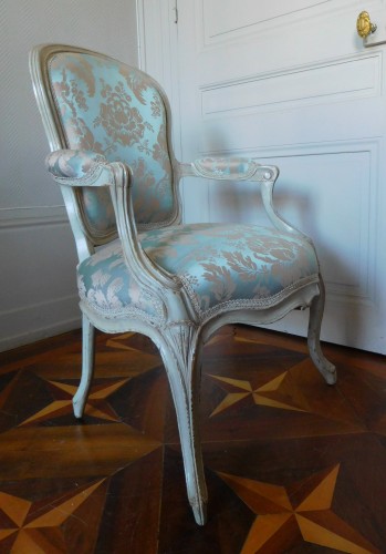 Paire de fauteuils cabriolets Louis XV estampillé de PFJ Corbisier - Louis XV