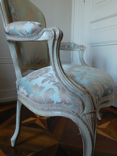 Antiquités - Paire de fauteuils cabriolets Louis XV estampillé de PFJ Corbisier