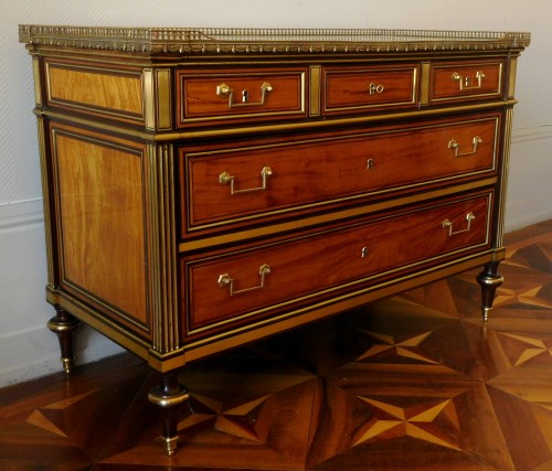 Mobilier Commode - Commode Louis XVI en plaquage de citronnier et acajou