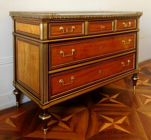 Commode Louis XVI en plaquage de citronnier et acajou - GSLR Antiques