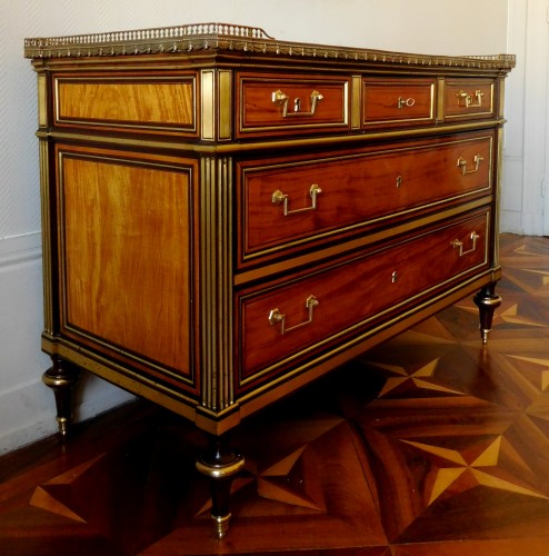 XVIIIe siècle - Commode Louis XVI en plaquage de citronnier et acajou