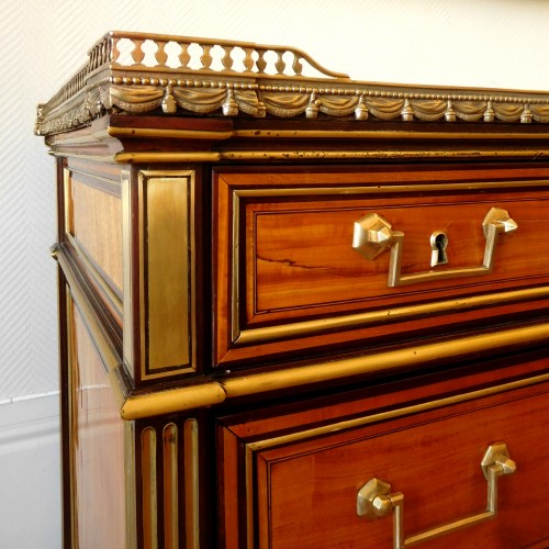 Antiquités - Commode Louis XVI en plaquage de citronnier et acajou