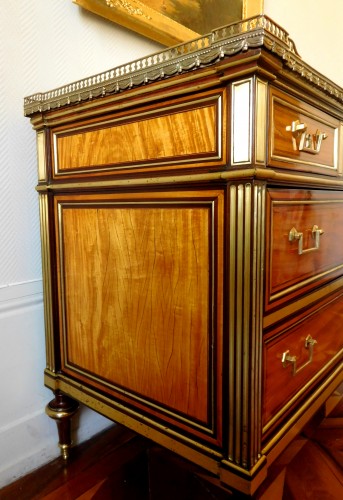 Antiquités - Commode Louis XVI en plaquage de citronnier et acajou