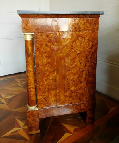 Antiquités - Commode à colonnes en Loupe d'orme d'époque Empire