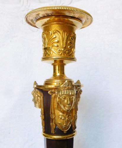 Paire de flambeaux Empire en bronze patiné et doré par Claude Galle - Empire