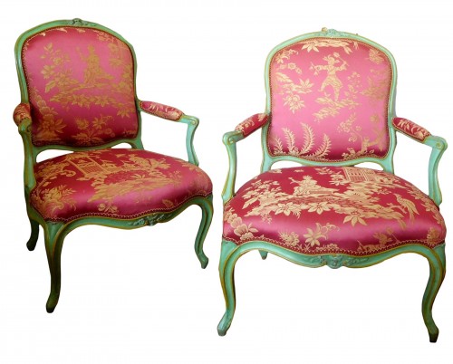 Paire de fauteuils Louis XV à la Reine estampille Pierre Bara