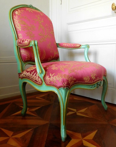 XVIIIe siècle - Paire de fauteuils Louis XV à la Reine estampille Pierre Bara