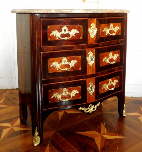 XVIIIe siècle - Commode d'entre deux d'époque Louis XV Estampillée de Holthausen