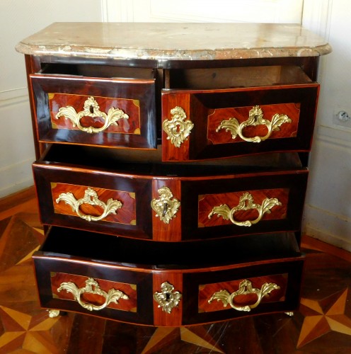 Louis XV - Commode d'entre deux d'époque Louis XV Estampillée de Holthausen