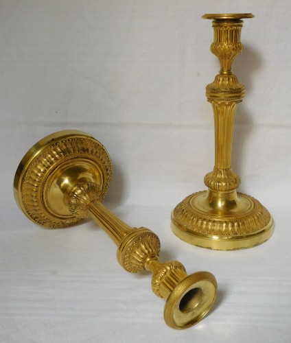 Luminaires Bougeoirs et Chandeliers - Paire de flambeaux en bronze doré fin XVIIIe siècle