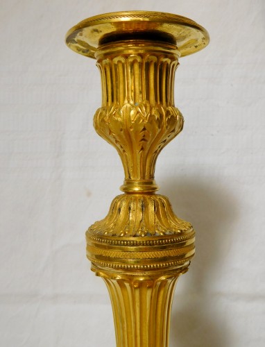XVIIIe siècle - Paire de flambeaux en bronze doré fin XVIIIe siècle