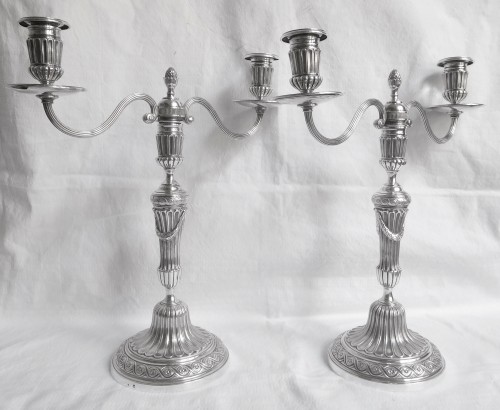 Luminaires Bougeoirs et Chandeliers - Paire de candélabres en argent massif minerve