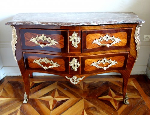 XVIIIe siècle - Commode sauteuse d'époque Louis XV, Estampillée JB Galet