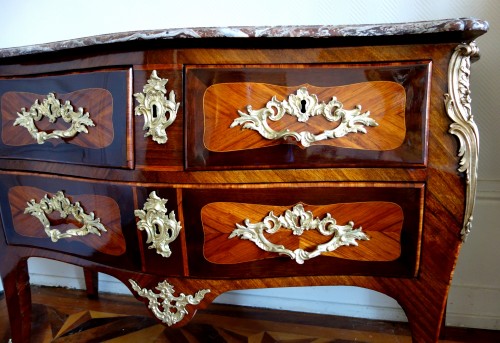 Antiquités - Commode sauteuse d'époque Louis XV, Estampillée JB Galet