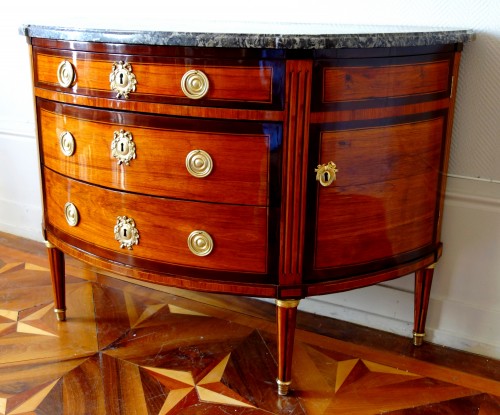 XVIIIe siècle - Commode demi-lune marquetée d'époque Louis XVI