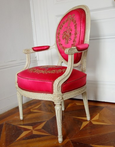 Paire De Fauteuils Cabriolets d'époque Louis XVI - Estampille Delaisement - GSLR Antiques