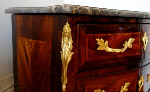 XVIIIe siècle - Commode Louis XV d'entre deux estampillée de JB Galet