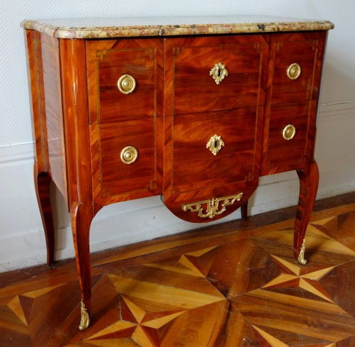 Mobilier Commode - Commode sauteuse transition estampillée de Guillaume Kemp