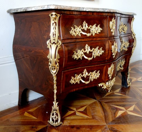 XVIIIe siècle - Commode tombeau d'époque Louis XV estampille de IB GAUTIER