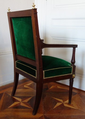 Antiquités - Paire de fauteuils d'époque Directoire en acajou et bronze doré attribués à Jacob