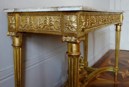 XVIIIe siècle - Console en bois sculpté et doré d'époque Louis XVI