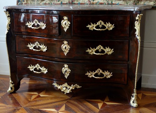 Mobilier Commode - Commode tombeau d'époque Louis XV estampille de Mathieu CRIAERD