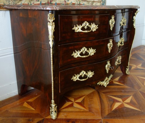 XVIIIe siècle - Commode tombeau d'époque Louis XV estampille de Mathieu CRIAERD