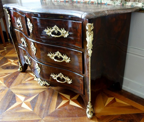 Commode tombeau d'époque Louis XV estampille de Mathieu CRIAERD - Louis XV