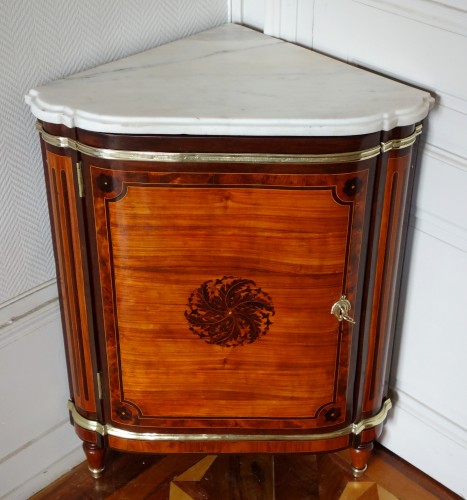 Furniture  - Louis XVI marquetry corner cabinet - stamped by Topino