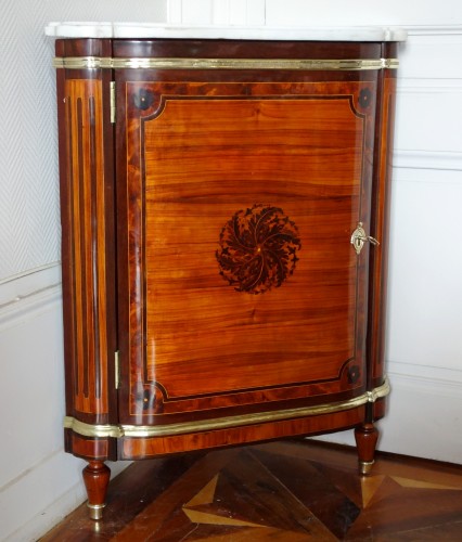 18th century - Louis XVI marquetry corner cabinet - stamped by Topino