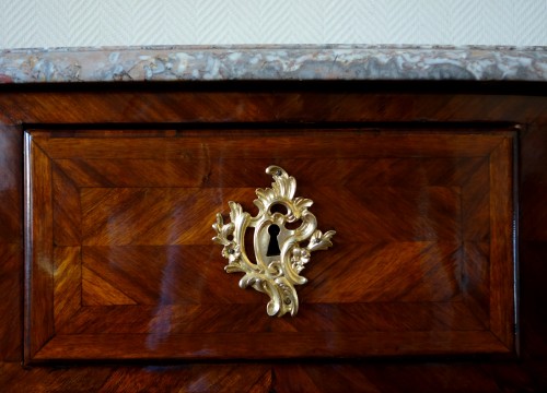 Antiquités - Grande commode Louis XV en marqueterie - estampille de François Garnier