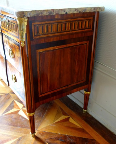 XVIIIe siècle - Commode d'époque Louis XVI en marqueterie